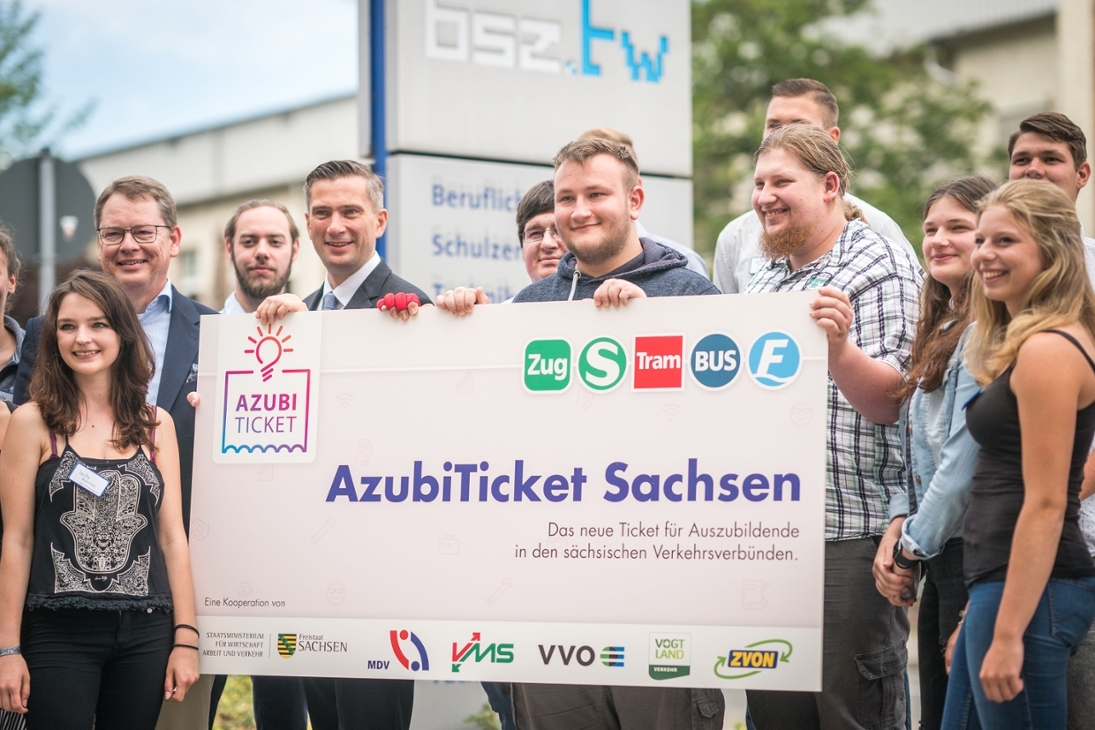 Startschuss für das AzubiTicket Sachsen im Juni 2019. Symbolische Übergabe des AzubiTickets an Auszubildende durch Verkehrsminister Martin Dulig und Burkhard Ehlen, Geschäftsführer ZVOE und VVO GmbH. Am 1. August 2019 haben die sächsischen Verkehrsverbünde mit finanzieller Unterstützung des Freistaates Sachsen das AzubiTicket Sachsen eingeführt.